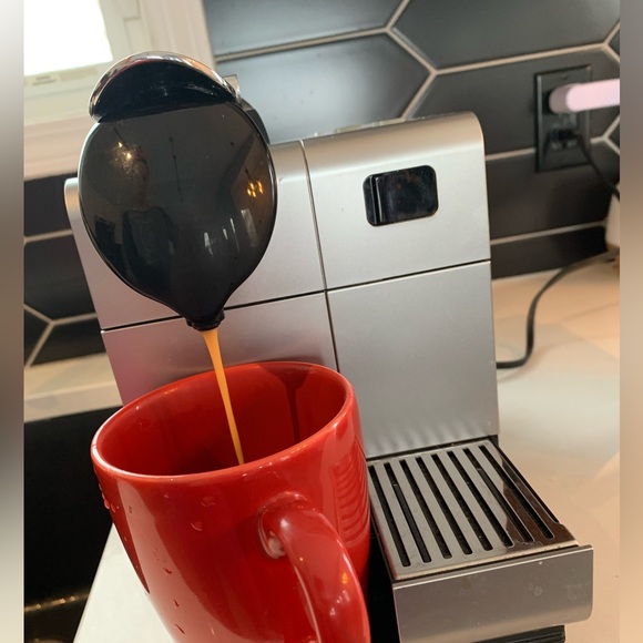 Nespresso Lattissima Coffee Machine by De’Longhi - Picture 2 of 6